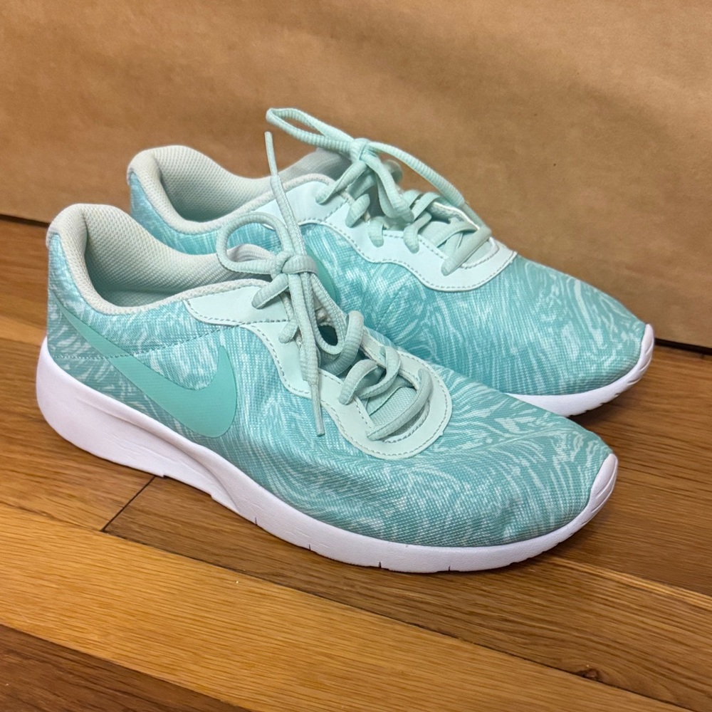 NWOT Nike TANJUN Light Mint Green Sneakers Size Youth 7 or Women’s 8.5